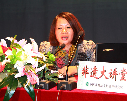中国工艺美术大师德芝老师为我院师生们讲解蜀绣的悠