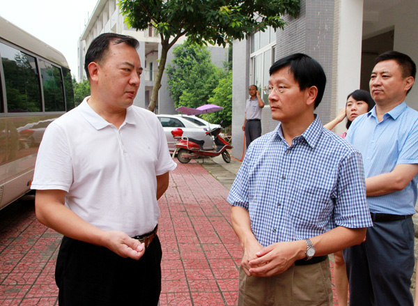 四川省文明办专职副主任张峰来我校调研