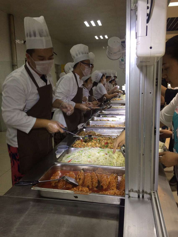 后勤部门开展学生进食堂主题活动-四川文化艺术学院