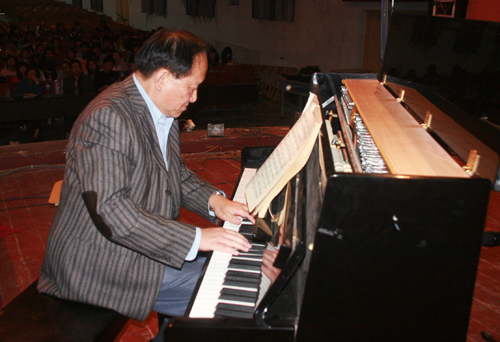 著名钢琴教育家郑大昕来我院讲学