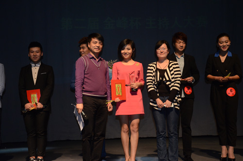 林欢为获得最佳人气奖的李昊同学颁奖广播影视系播音专业教师晏奇